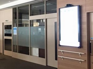地域医療連携室でのデジタルサイネージ使用