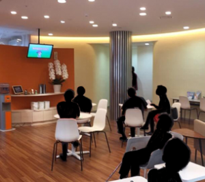健診センターでのデジタルサイネージ使用